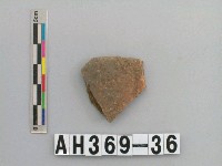 藏品(灰褐色粗砂陶片)的圖片